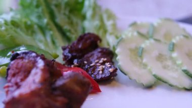 Et yemeği: yeşil kare tabakta büyük ızgara biftek, acı biber ve vişneli domates. Yüksek kalite 4k görüntü