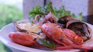 Somon, peynir, ot ve dumanlı suşi. Çeşitli Japon yemekleri üst görünümü