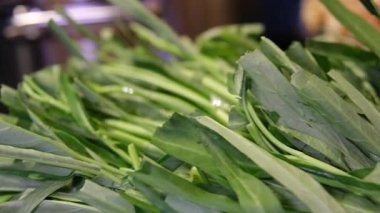 Çiftçi pazarında taze organik kuşkonmaz. Bahçıvanlık konsepti. Yüksek kalite 4k görüntü