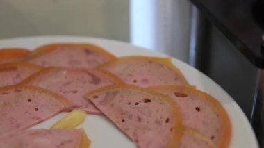Lezzetli, tuzlu, baharatlı ve çimento kaplı pembe jambon. Pembe et dilimleri