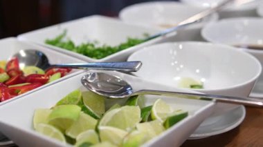 Açık büfedeki kadın, Vietnam çorbası için soslu ketçap toplayarak sosu seçiyor. Yüksek kalite 4k görüntü