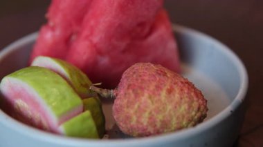  Beyaz arka planda izole edilmiş taze karpuz suyu, dolly shot, 4K. Karpuz guava likörü.