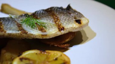 Tahta bir masada kızarmış balık filetosu. Yüksek kalite 4k görüntü