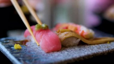 Çubuklu taze profesyonel suşi. Çubuklu suşi wasabi.