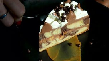 Çikolata traşı bir dilim meyveli kekin üzerine düşüyor, yavaş çekim 500 fps 'de dönüyor. Yüksek kalite 4k görüntü