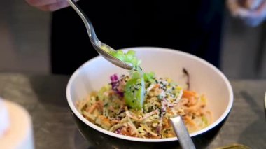 Şef salatayı tabağa koyar. Yüksek kalite 4k görüntü