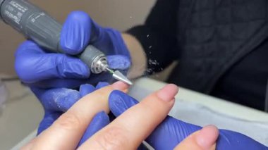 Kadın manikürcünün müşterinin ellerine masaj yapması ve kuaförde manikür yaptıktan sonra krem sürmesi. Çivi bakımı ve kendine bakım konsepti. Yüksek kalite 4k görüntü