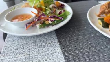 Marul yapraklı, hardallı, etli, ızgara pastırmalı, patatesli leziz salatanın yakın görüntüsü. Yüksek kalite 4k görüntü