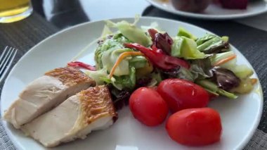 Domatesli tavuk salatası, avokado ve gri kasede lahana. Diyet gıda konsepti. Yüksek kalite 4k görüntü