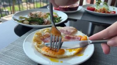 Jambon, maydanoz ve konserve fasulye serpiştirilmiş sahanda yumurta.. 