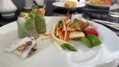 Biber soslu sebze ve pirinç kağıdına sarılmış tavuk. Tavuk ve sebze kullanarak yemek yapmak. Yüksek kalite 4k görüntü