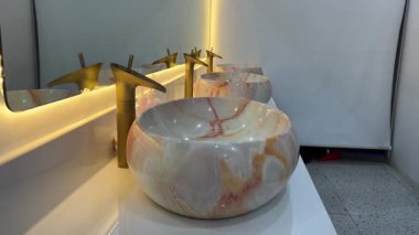 Modern bir evdeki mermer lavabo tasarımı modern banyo tasarımı. Yüksek kalite 4k görüntü