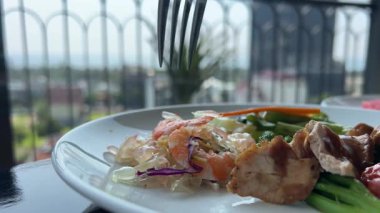 İştah açıcı salata, karides, renkli sebzeler ve taze yumurta, sağlıklı beslenme ve besleyici yemek deneyimleri için ideal. Yüksek kalite 4k görüntü