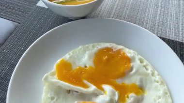 Kabak kremalı çorba ve kızarmış yumurta. Yüksek kalite 4k görüntü