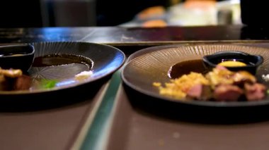 Lezzetli sağlıklı yiyecekler yemeye hazır bir kadın. Yakın çekim 4k beyaz tabak videosu sıcak ızgara kırmızı balık ve farklı sebzeler ve yeşil yapraklar. - Evet. Yüksek kalite 4k görüntü