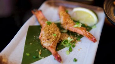 Deniz ürünleri beslenme konsepti. Izgara karides. Tayland deniz ürünleri sosu. Yüksek kalite 4k görüntü