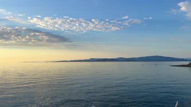 Reklam için arka plan deniz ya da okyanusa seyahat için sadece gökyüzü ve su ufku açık mavi okyanus ve sarı günbatımı doğa dağları uzaktaki boş çerçeveden görülebilir metin için. Yüksek kalite 4k