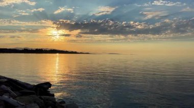 Reklam için arka plan deniz ya da okyanusa seyahat için sadece gökyüzü ve su ufku açık mavi okyanus ve sarı günbatımı doğa dağları uzaktaki boş çerçeveden görülebilir metin için. Yüksek kalite 4k