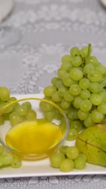 Krem peynirli peynir ve bir restoranda balla servis edilen üzümler. Ahşap şişler lezzetlidir. pahalı