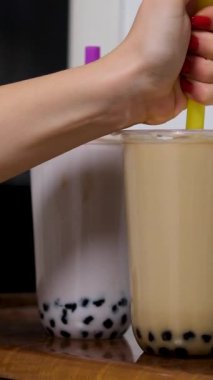 Boba ya da tapyoka incileri, kahverengi şeker aromalı plastik fincanda Tayvan balonlu süt çayıdır. Buble Çayı