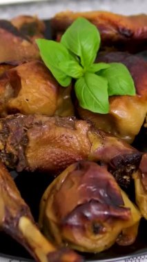 Taze hazırlanmış ördek göğsünü jöleli elmalarla yemek. Elmalı kaz ördeği