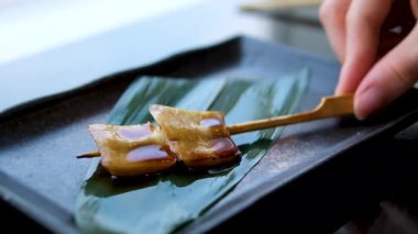 Asya 'daki sokak gece pazarında ızgara deniz ürünleri. Ahtapot, mürekkep balığı ve balık. Yüksek kalite 4k görüntü