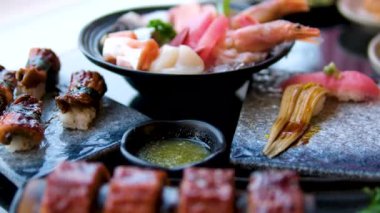 Geleneksel Ahşap Tabakta Taze Suşi. Yüksek kalite 4k görüntü