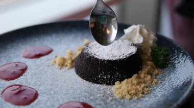 Reçelli çikolatalı Fondant ve vanilyalı dondurma tabağında, Fransız lav kekli tatlı. Yüksek kalite 4k görüntü