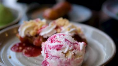 Dondurmalı Krepler Kasede, Karanlık Arkaplanda. Yüksek kalite 4k görüntü