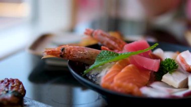 Çok güzel düzenlenmiş suşi tabağı. Bali 'de ton balığı, somon, karides ve suşi ruloları. Yüksek kalite 4k görüntü