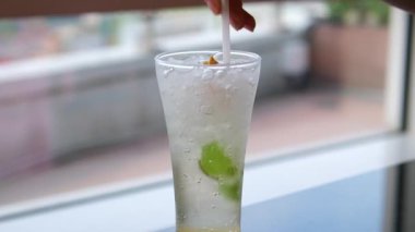 Limonata, limon ve taze naneli limonata. Yazın ferahlatıcı, ev yapımı limonata hazırlayan kadın eli. - Evet. Yüksek kalite 4k görüntü