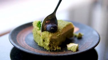 Meyve ve külahla kaplı çilek katmanları ve kremayla dolu kibrit keki. Yüksek kalite 4k görüntü