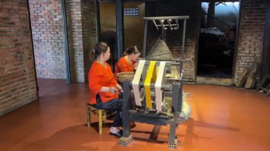 Tur kadınları kendi elleriyle ipek yapıyorlar Vietnam Danang 07.15.2025