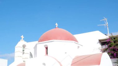 Mykonos adasının ünlü yel değirmenleri Yunanistan 'ın Mykonos adasında deniz burnu üzerindedir. Yüksek kalite 4k görüntü