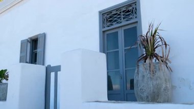 Mykonos adasının ünlü yel değirmenleri Yunanistan 'ın Mykonos adasında deniz burnu üzerindedir. Yüksek kalite 4k görüntü