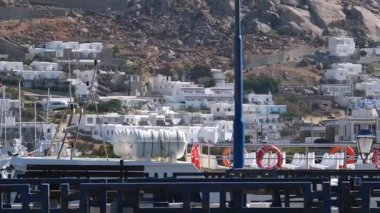 Mykonos adasının ünlü yel değirmenleri Yunanistan 'ın Mykonos adasında deniz burnu üzerindedir. Yüksek kalite 4k görüntü