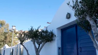 Mykonos adasının ünlü yel değirmenleri Yunanistan 'ın Mykonos adasında deniz burnu üzerindedir. Yüksek kalite 4k görüntü