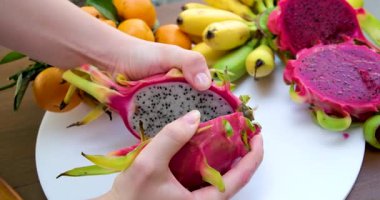 Tropikal meyveler muzlu papaya mango beyaz ejderha meyveli yeşil mandalina karpuzu. Yüksek kaliteli FullHD görüntüler