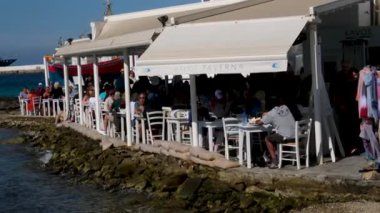 Mykonos adasının ünlü yel değirmenleri Yunanistan 'ın Mykonos adasında deniz burnu üzerindedir. Yüksek kalite 4k görüntü