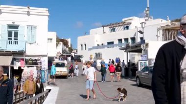 Mykonos adasının ünlü yel değirmenleri Yunanistan 'ın Mykonos adasında deniz burnu üzerindedir. Yüksek kalite 4k görüntü