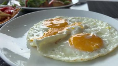 Tabakta iki sahanda yumurta, yakın çekim. Yüksek kalite 4k görüntü