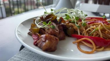 Java Erişte yumurtası, erişte, sebze, tavuk adı verilen geleneksel Java yemekleriyle kahvaltı. Yüksek kalite 4k görüntü