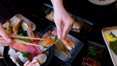 Bir kadın evcil bir mutfakta midye temizliyor. Yüksek kalite 4k görüntü