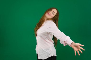 Tecrit edilmiş geçmişi olan genç bir Afro-Amerikalı kadın, rahat bir görünüm takınıyor, kendine güvenen bir gülümsemeyle doğal bir yüz ifadesi sergiliyor. Yüksek kalite fotoğraf