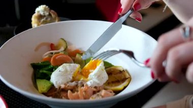 Kahvaltıda haşlanmış yumurta, avokado ve taze salata. Yüksek kalite 4k görüntü