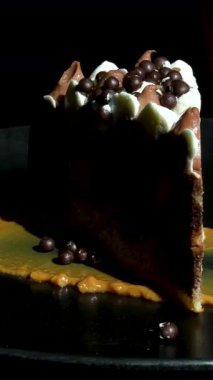 Snickers keki var. Pastayı çatalla ısır. Güzel kahvaltı. Şeker yiyecekler. Yüksek kalite 4k görüntü