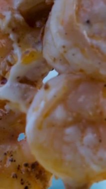 Metal bir ızgarada şişte karides şiş, mangal kömürü kullanarak ızgara. Yüksek kalite 4k görüntü