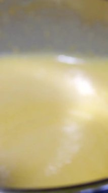 Muhallebi yapma süreci, fırında kremalı puding karışımı. Yüksek kalite 4k görüntü