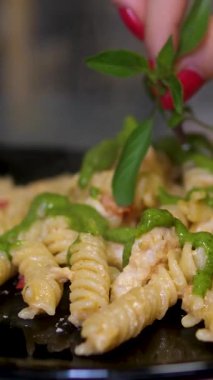 Lezzetli bir tabak taze fesleğenli makarna. Yüksek kalite 4k görüntü