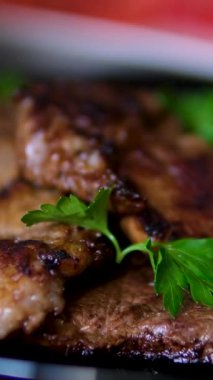 Taze soğan ve otlarla süslenmiş tuzlu ızgara et ve kızarmış patates dilimleriyle dolu beyaz tabaklar. Restoran ya da yemek servisi için hazır. Yüksek kalite 4k görüntü